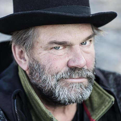 Kai Lehtinen on näyttelijä, ohjaaja ja kuuden lapsen isä.