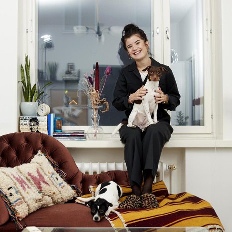 Aksa Korttila on asunut 17-vuotiaasta asti yksin tai koiran kanssa. ”Koti on ainoa paikka, jossa voin jättää miellyttämisen ja levätä ihan totaalisesti."