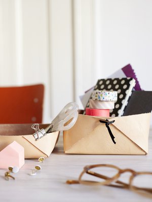 Laatikko kaikelle. Erikokoiset boksit näyttävät hauskoilta yhdessä. Mitä isompi laatikko, sitä napakammasta materiaalista se kannattaa tehdä. 