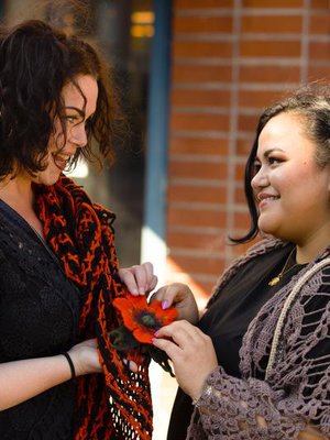 Saila Anonen ja Mari Karimi ovat kokeneet työttöminä vähättelyä ja vihamielisyyttä. ”Emme ole työttömiä siksi, ettemme halua mennä töihin. Moni tuomitsee työttömät laiskoiksi eikä ymmärrä, että työttömyyden taustalla voi olla terveydellisiä syitä ja huonoa tuuria”, Mari sanoo.