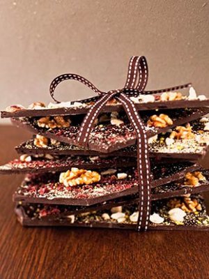 Tumma suklaa on niin voimakasta, ettei sitä voi ahmia yltäkylläisesti. Jo pieni suupala riittää.