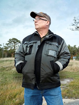 Finneman kuulee saarellaan lintujen äänet. Keväällä telkät ja koskelot, kesällä lokit ja tiirat. Syksyllä sorsat, talvella talitintit. Paljon muita ääniä ei kuulu.