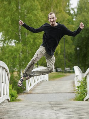 Johanneksen housuissa lukee ”ilo” hollanniksi ja ”rakkaus” suomeksi.  ”Haluan tuoda Suomeen iloa ja olla se tuki ja ystävä, jota monet täällä kaipaavat.”