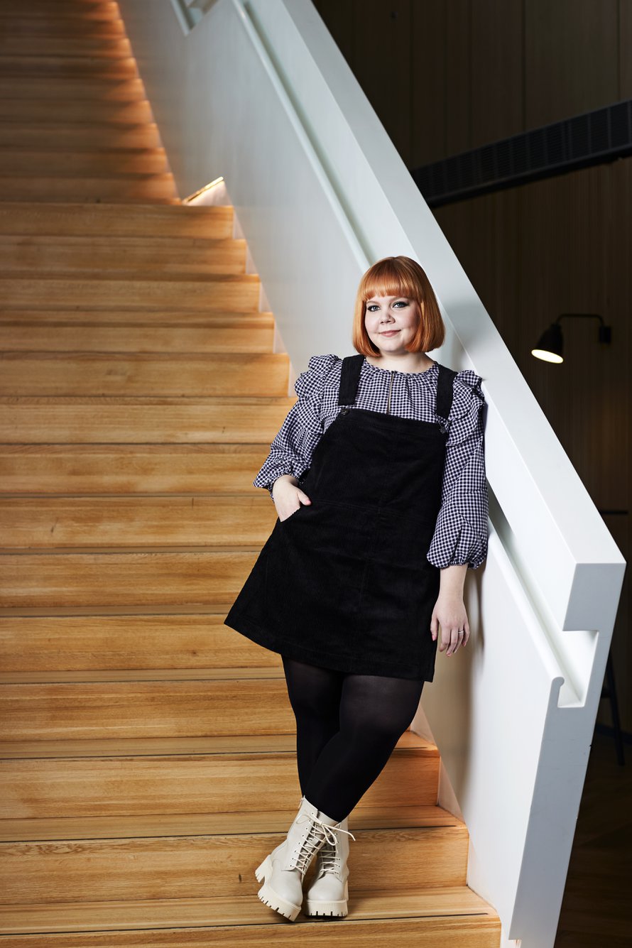”Vaikka hiusten vaalea sävy hätkähdytti, olen tyytyväinen uudistukseen. Oli kiinnostavaa, miten ammattilaiset näkivät minut ja mitä he halusivat korostaa”, Krista Uusimäki kertoo. 