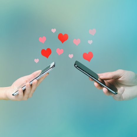 ”Nykypäivänä rakkauspuhe voi usein olla myös viestittelyä. Kirjoitettu teksti, jopa Whatsapp- tai Messenger-viesti, on aina vähän painavampaa kommunikaatiota kuin spontaani puhe. Viesti on jalostetumpi, sillä siinä ei ole turhia välisanoja”, parisuhdeasiantuntija Kaisa Humaljoki sanoo.