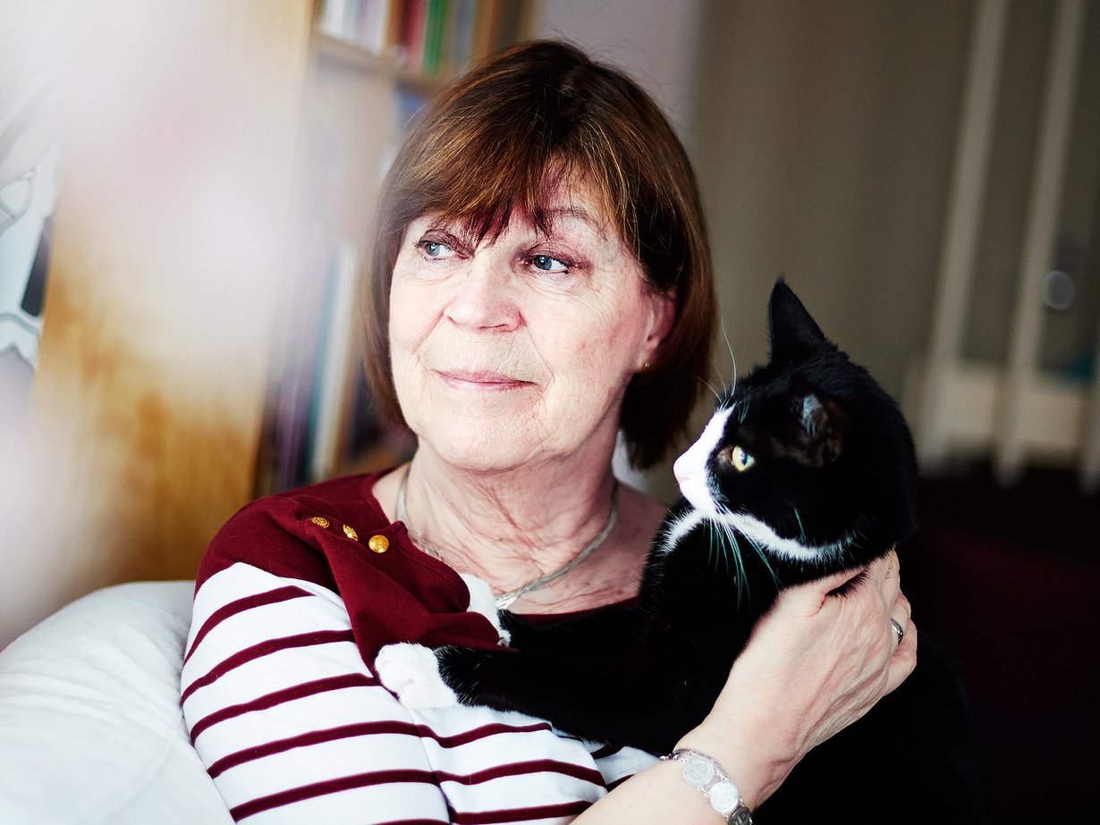 68-vuotias espoolainen Mirjam Nordstöm asuu Onni-kissansa kanssa kerrostalokaksiossa. Hän on kahden aikuisen pojan äiti ja kolmen pojanpojan mummi.