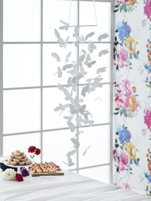 Hulluna perhosiin! Herkkä perhoskoriste on yhtä upea juhlapöydän yllä kuin perheen pienimmän sängyn päällä pyörimässä. Perhoset lentävät somasti ilmavirrassa.