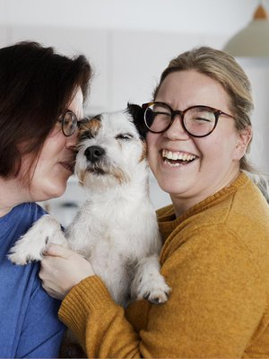 Mira-tyttären parsonrusselin-terrieri Lauri käy usein kylässä ja tuo Marille paljon iloa.