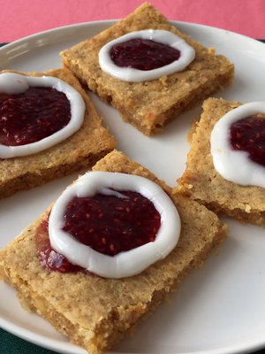 Peltirunebergin voi leikata leivosneliöiksi tai pieniksi suuhun sopiviksi paloiksi.