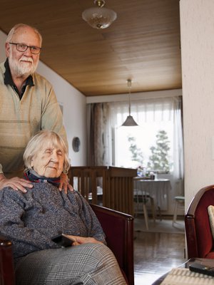 Kimmo hieroo äidin hartioita ja auttaa silmätippojen kanssa. Illalla Kimmo ja Mirjam istuvat vakituoleissaan olohuoneessa ja katsovat televisiosta kuuden ja puoli yhdeksän uutiset.  ”Onpa maailma mennyt ihan hullunmyllyn ja pöllönpöllön”, Mirjam sanoo. 