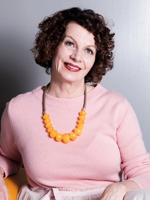 63-vuotias Pirjo Rinkinen on entinen lastentarhanopettaja, joka asuu Heinolassa puolisonsa kanssa. Hänellä on kolme lasta ja 8-vuotias lapsenlapsi. ”Kuvaukset olivat rohkaiseva kokemus. Oli kiva kokeilla erilaisia vaatteita, kun muuten sitä jämähtää omaan tyyliinsä. Olen mukana Toivoa naisille -työssä, ja kuvaukset jotenkin sopivat teemaan. Ajattelen, että jokainen nainen on omalla tavallaan kaunis ja ihana.” Neule 149 e, Marella. Hame 99 e, Ailajk. Kaulakoru 149 e, Marina Rinald