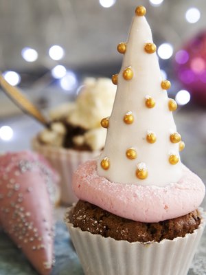 Piparin makuisella muffinilla on toffeesydän ja vaaleanpunainen kuorrutus.