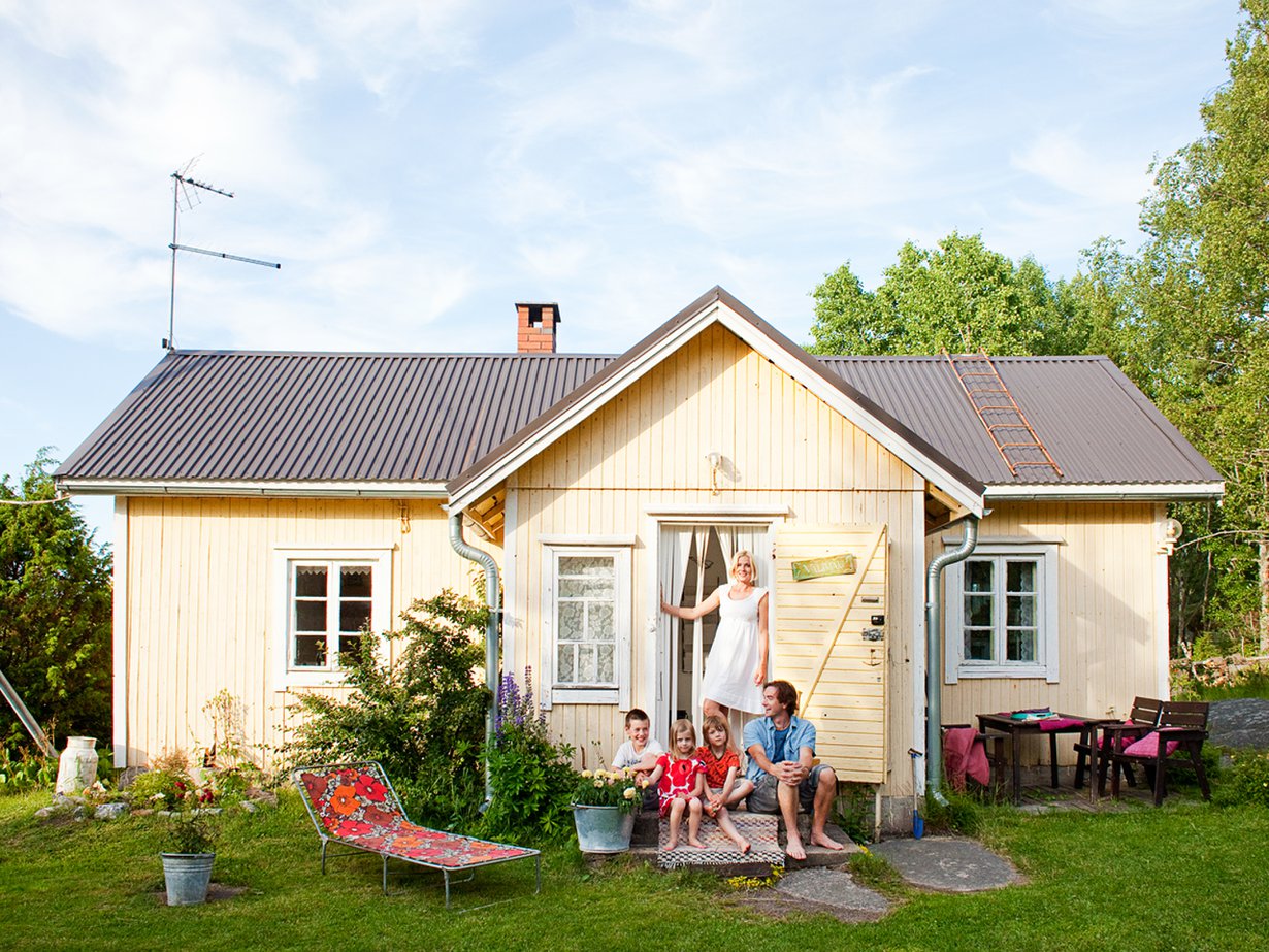 Anna, Björn, Espen, Elviira ja Emil viettävät ison osan kesästä mökillä. Ovessa lukee tilan nimi Välimäki.