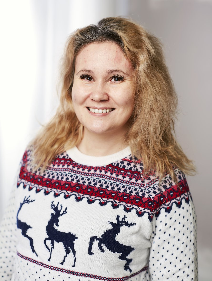 35-vuotias Sanna Saastamoinen asuu Haapavedellä ja opiskelee media-assistentiksi Kokkolassa. Hän toivoi KK:n muuttumisleikistä apua erityisesti hiuksiin, iholle ja huuliin.