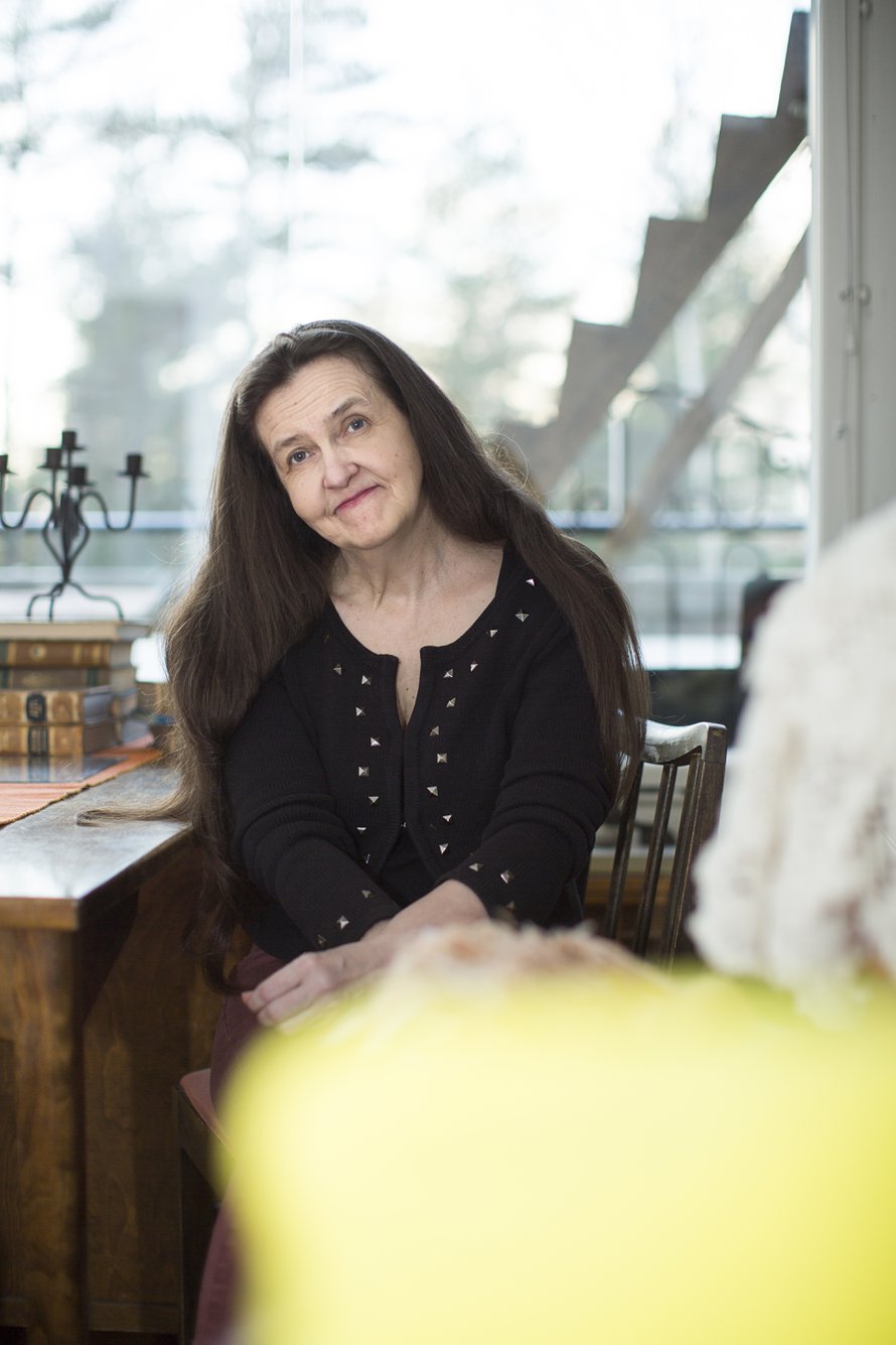 Päivi Kallas-Saari on 55-vuotias uskonnon ja psykologian opettaja, joka on sairautensa vuoksi eläkkeellä. Hän asuu Hyvinkäällä ja nauttii aikuisten näyttelijäpoikiensa esityksistä. Päivin Mikael-poika osallistuu Tähdet, tähdet -kilpailuun.