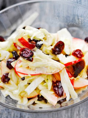 Coleslaw tuo ateriaan rapsakkuutta.