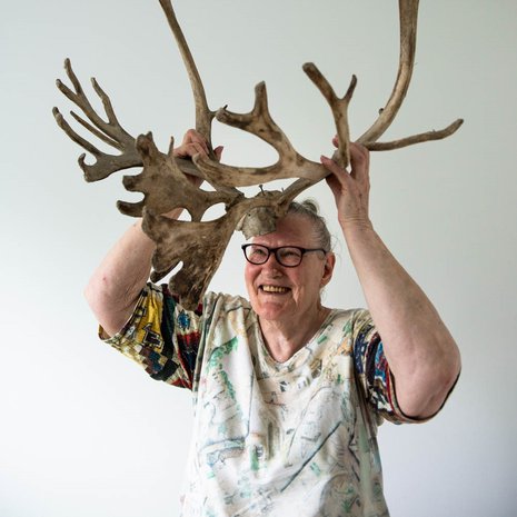 Anja Petäjäniemi, 82, muuttaa mummonmökistään kerrostaloon eikä suostu harmittelemaan yhtään. ”Poronsarvet pakkaan muistoksi mukaan, mutta muistan elämäni seikkailut muutenkin. Niitä on paljon.”