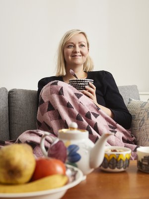 "Tämä ilmeeni on 'katson Twin Peaksiä' -ilme. Liimaudun katsomaan, vaikka jännittää", Janna sanoo.