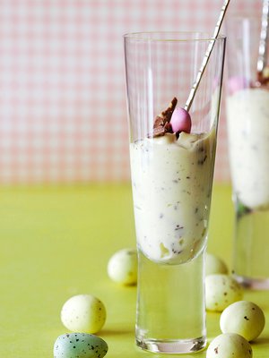 Pashajälkiruuan voi koristella suklaarouheella ja värikkäillä pääsiäiskarkeilla.