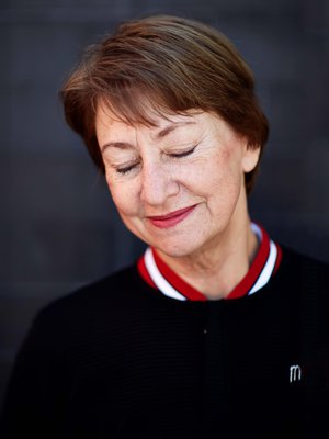  Pamela Mandart, 64, on kirjailija ja elokuva- ja televisiotuottaja. Hän on tuottanut muun muassa elokuvat Keisarikunta ja Going to Kansas City. Keväällä 2016 hän julkaisi elämäkertansa Vaarallinen elämä (Nemo).