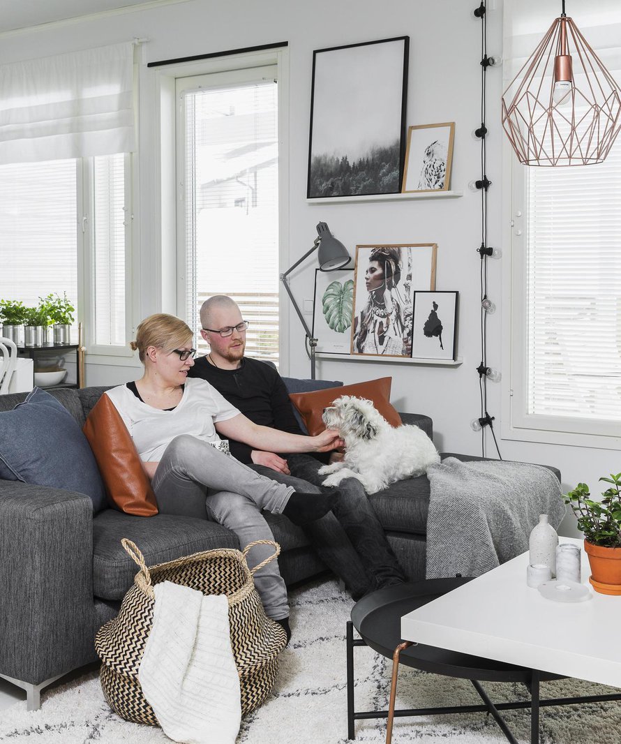Marian ja Juhiksen kromijalkainen sohvapöytä on itse suunniteltu ja nikkaroitu. Sohva on Askosta.