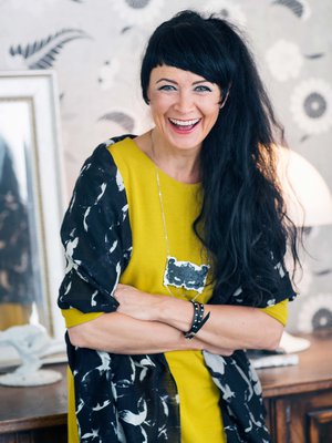 Maaretta suosii nuorten suomalaisten suunnittelijoiden koruja. Tämä koru on turkulaisesta Televisio-lifestyle-liikkeestä. Mustavalkoinen huivi on Tiger of Swedenin ja mekko Cosista.