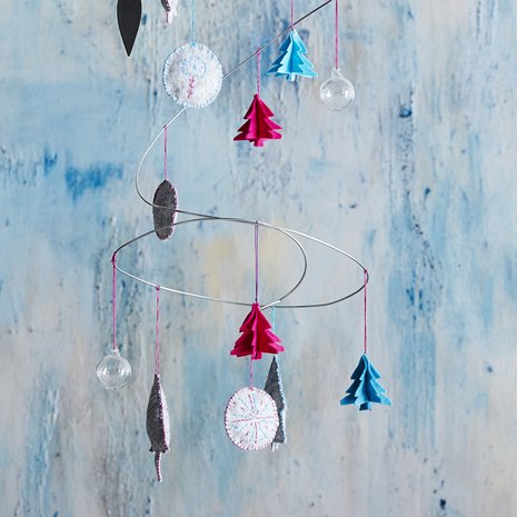 Ripusta vaihteeksi himmelin tilalle jouluinen mobile! Rautalankakiekura kannattaa kevyesti pehmoiset kuuset ja pallot.