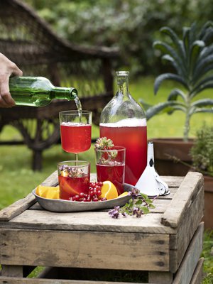 Punaherukkamehun voit höystää raikkaaksi kesädrinkiksi makusi mukaan kivennäisvedellä tai (alkoholittomalla) kuohuviinillä.