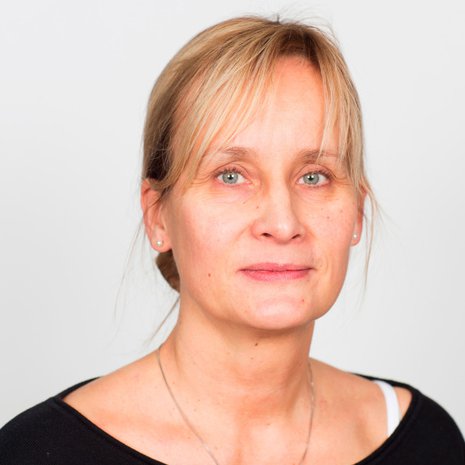 Marianne Ahlfors ennen. Marianne kaipasi vinkkejä helppoon arkikampaukseen ja siihen, miten saisi hennoista hiuksistaan tuuheammat. Lisäksi hän toivoi meikkivinkkejä ihonvärin tasoittamiseen ja silmien korostamiseen.