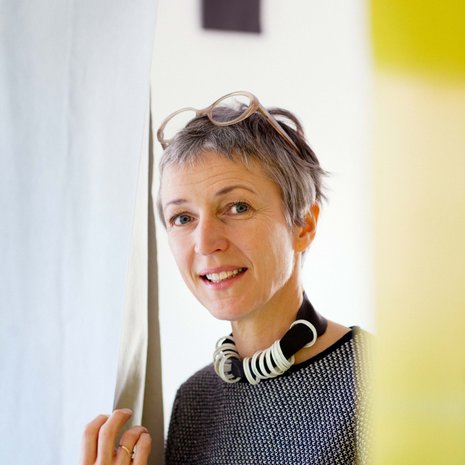 "Kaulassani on itse suunnittelemani kierrätyskoru. Neule on Knit-Worksin, ja silmälasit olen ostanut Salme-optiikasta", sisustusarkkitehti ja muotoilija Riikka Steinberg kertoo.