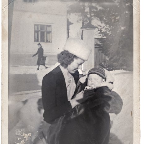 Inga-äiti otti poikansa Kallen mukaan, minne menikin. Hän oli hyvin suorasanainen ihminen, "pahapäinen", sanoivat sukulaiset. Pahapäisyyttä tarvittiin, kun Inga piti Kallen puolia syntymästä aikuiseksi asti.