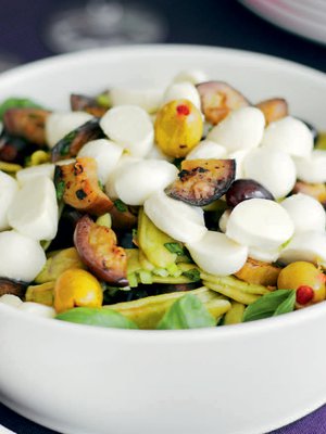 Jugurttikastike maustaa pastasalaatin.