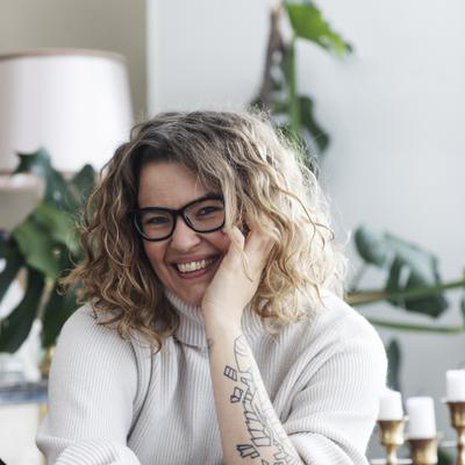  ”Olen matkinut muita ja miettinyt, mitä muut haluavat minun olevan. Kesti pitkään tajuta, että saan olla juuri niin kömpelö ja hajamielinen kuin olen”, Lotta Stenroos sanoo.