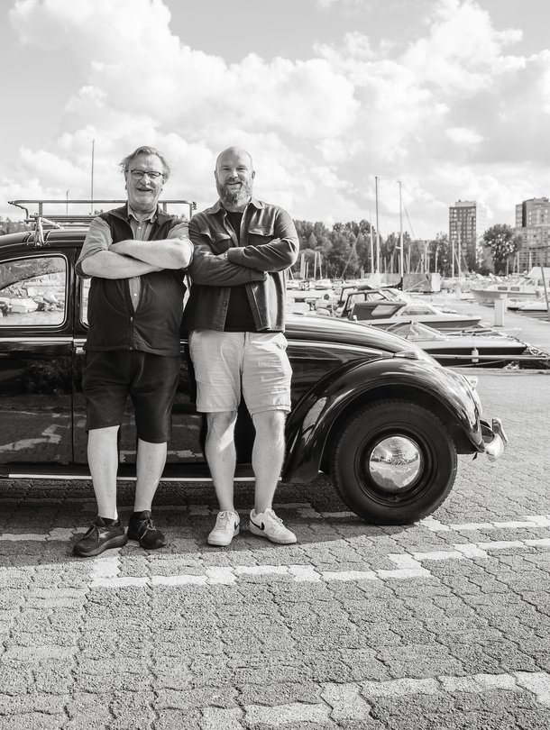 ”Isä ei luovu vanhoista autoistaan, vaikka ne eivät kaikki mahdu enää hänen pihaansa. Tosin mustasta kuplasta vuodelta 1965 emme halua kumpikaan luopua”, Mikko sanoo.  Kun Mikko meni kesän korvilla naimisiin, kupla oli hääauto ja Esko sen kuljettaja.