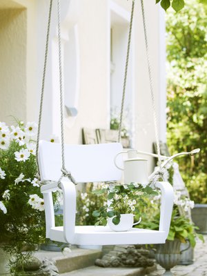 Ripusta keinu verannalle sateelta suojaan tai puutarhaan tukevaan puunoksaan. 