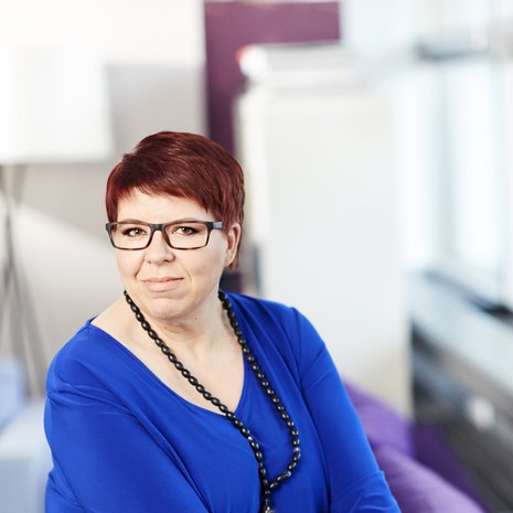 Maritta otti iloisena vastaan meikkivinkit, sillä varsinkin silmämeikin teko on tuntunut vaikealta. Hiusten laitto sen sijaan kuuluu aamurutiineihin. "Itsepäiset hiukseni sojottaisivat muuten joka suuntaan."