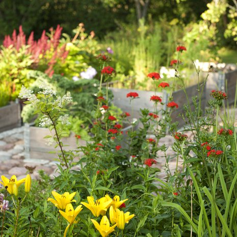 Jotain korkeaa, jotain matalaa ja jotain keskikokoista. Kukkaistutuksen tekeminen on parhaimmillaan taidetta!