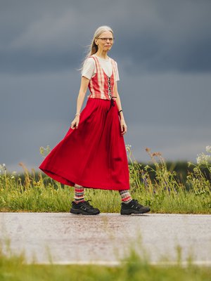 ”En halua esittää mitään. Näin on hyvä”, Henna Saunala sanoo. Taustalla hiipii jääkiekkoilijan mukaan nimetty kissa Sanni Hakala.