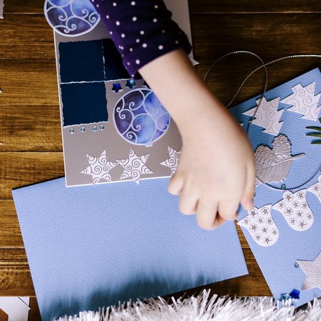 Kuuset, pallot, lumiukot... joulukorteissa toistuvat samat aiheet, mutta mahdollisuuksia toteutukseen on lukemattomia. Poimi vinkkejä vaikkapa Instagram-käyttäjiltä!