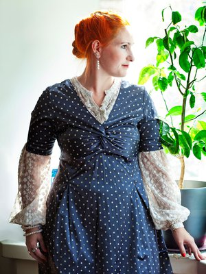 "Minulla oli valkoinen tunika, jossa en pitänyt muusta kuin kauniista pitsihihoista. Niinpä leikkasin hihat­ irti ja ompelin ne toiseen  mekkoon."