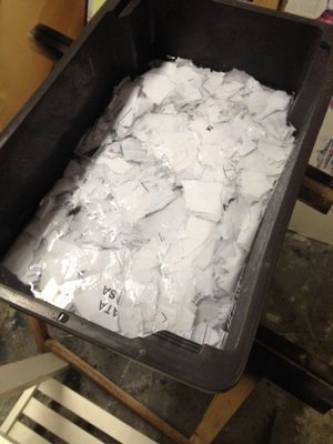 Tee paperia kylpyhuoneessa tai suojaa lattia hyvin vesiroiskeilta. Revi paperi suuren postimerkin kokoisiksi paloiksi. Lis&auml;&auml; astiaan vett&auml;, niin ett&auml; silppu peittyy kauttaaltaan. On t&auml;rke&auml;&auml;, ett&auml; paperi revit&auml;&auml;n, jotta paperikuitu pehmenee paremmin massaksi. Paperia ei tarvitse olla kovin paljon: pieni nippu riitt&auml;&auml;. Liota paperisilppua vedess&auml; v&auml;hint&auml;&auml;n y&ouml;n yli.