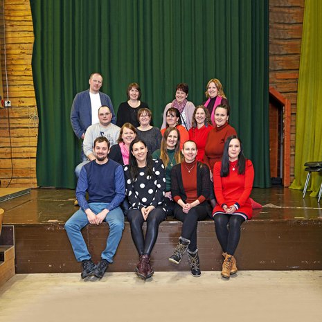 Tässä kuvassa ovat Matti, 50, Paula, 49, Katja, 47, Mirja, 44, Sanna, 43, Tuula, 42, Heikki, 41, Sisko, 40, Riitta, 38, Elisa, 35, Laura, 34, Eeva, 33, Saara, 32, Heidi, 31, Jaakko, 29. Ulla, Paavo, Juha, Antti ja Jenni eivät ehtineet kuvaan.