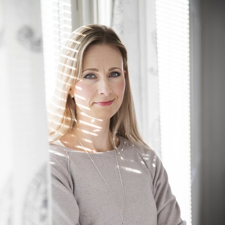 "Jos vanhempieni tarina olisi jatkunut niin kuin piti, olisin kasvanut Belgiassa. Joskus mietin, millaista elämästäni olisi silloin tullut", pohtii psykologi ja vuorovaikutusterapeutti Leea Mattila, 41.