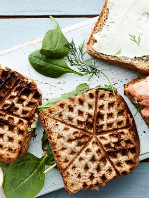 Kaiva vohvelirauta esiin. Se muuntautuu voileipägrilliksi.