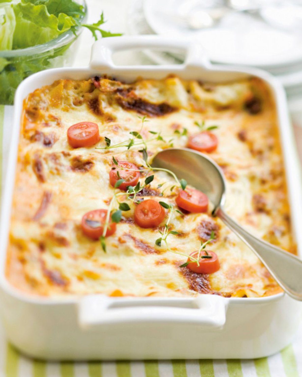 Koristele lasagne pikkutomaateilla. Anna ruuan vetäytyä vartti ennen tarjoilua.