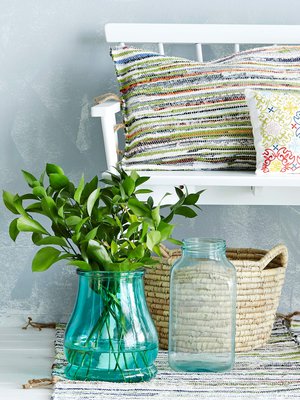 Kesäiset mökkityynyt voi huoletta viedä pehmusteeksi vaikka rantakalliolle tai kuistille.