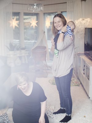 Sain kantaa Kaarloa, kun Aarnin ja Annikan Alias-peli oli ratkaisevasti kesken. Annika: Semmoinen, mitä voi grillata alakerran takassa? Aarni: Makkara.