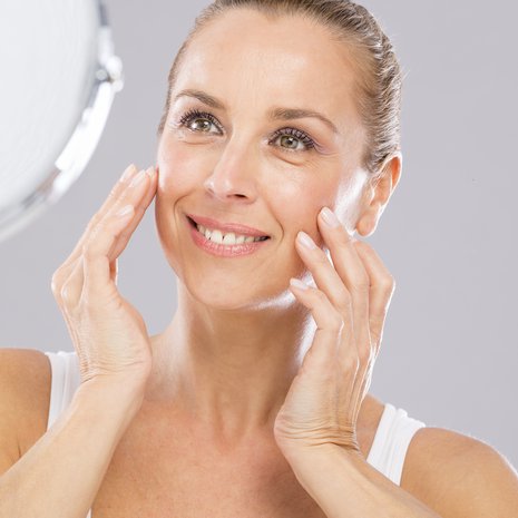 Neli-viiskymppisenä ihon lämpö muuttuu. Se taas vaikuttaa meikin kestävyyteen.