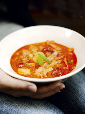 Ribollita-keitto on perinteistä talviruokaa Toscanassa.