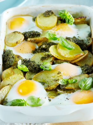 Häränsilmät loistavat pestoperunapaistoksessa kuin pienet auringot.